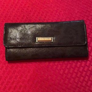 Tahari Wallet